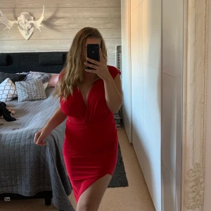 Klänning storlek S - Klänning från Rebecca Stella, använt 1 gång. Storlek S! Slitsen har jag sytt då den var alldeles på hög.