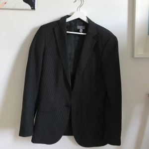 Kavaj köpt second hand, oversize - Randig kavaj köpt secondhand från manavdelningen därav oversize! Har ett hål på innersidan därav priset.