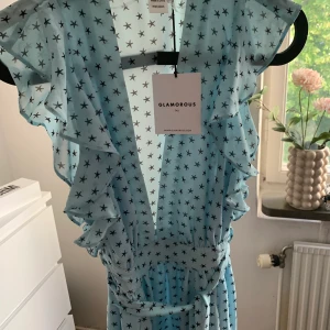 Glamorous - Oanvänd glamorous klänning 