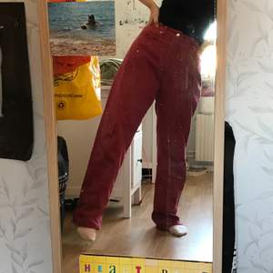 röda supercoola jeans köpta på beyond retro💞🧚🏼‍♂️ storlek M/L beroende på hur man vill att de ska sitta :) de sitter lite oversized på mig som oftast har storlek 27/30! köparen står för frakten!