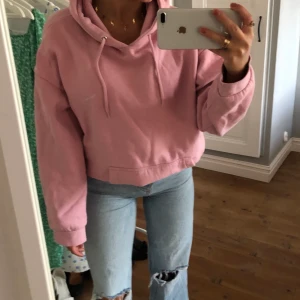 Oversized hoodie!  - En svinsnygg oversized hoodie från youreturn. Den är knappt använd och så sjukt skön inuti. Perfekt till kalla höstdagar! Den är väldigt stor men jag är ganska liten. Buda från 100kr + frakt 💛💫 HÖGSTA BUD 120kr + frakt 