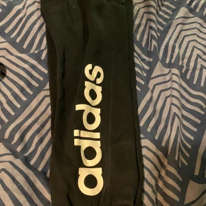 Adidas byxor  - Adidas byxor storlek 152