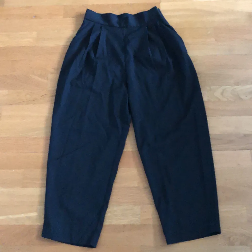 Monki high waist cropped pants, brand new never used. Stl 36. Jeans & Byxor.