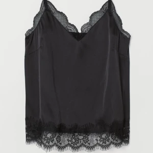 Spets linne  - Gulligt svart linne med spets från hm i bra skick. Säljer då linnet inte passar längre! 40+frakt. 🖤