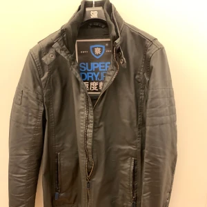 Superdry jacka - Sparsamt använd jacka från Superdry.                                       Nypris 1000kr