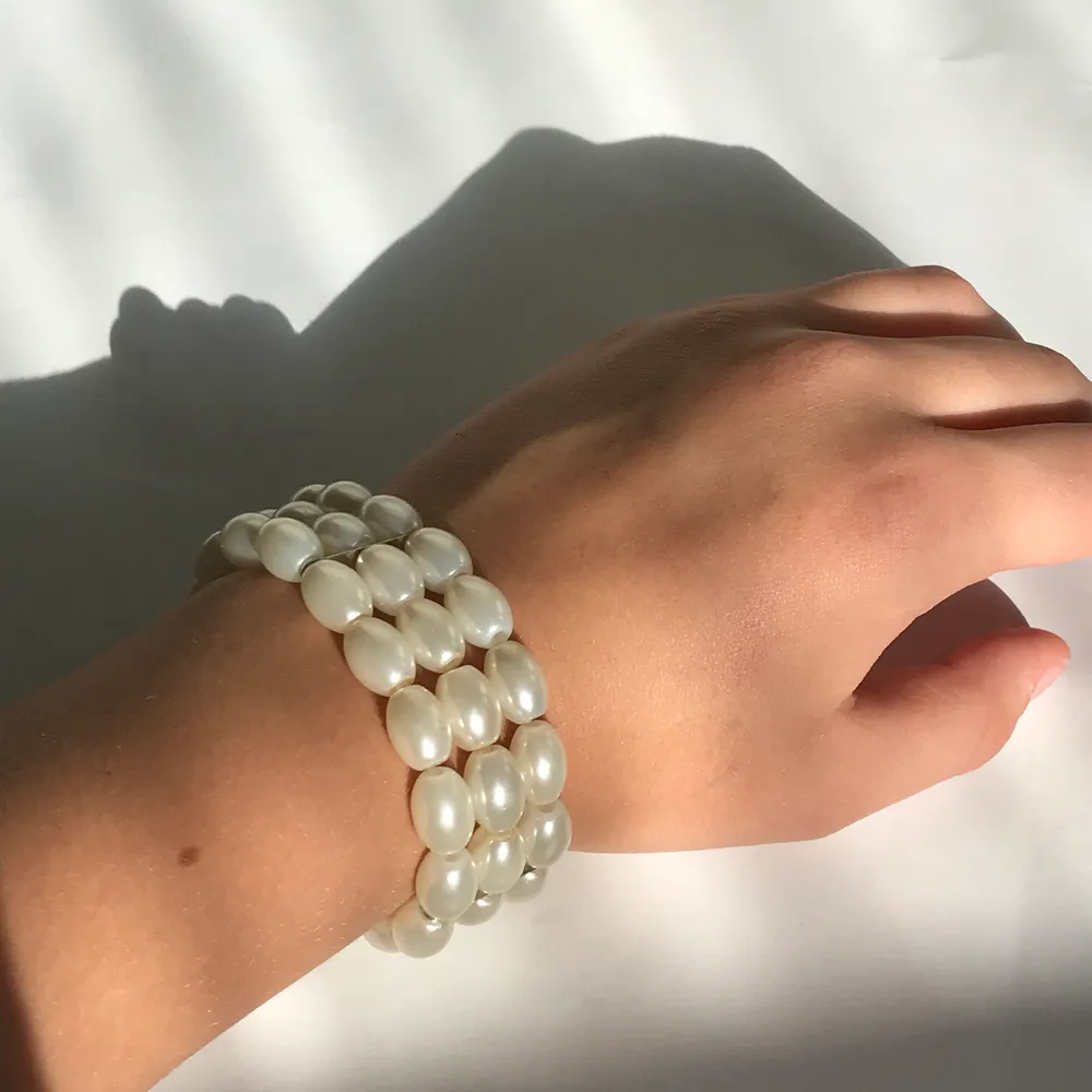 Ett vackert armband av vita pärlor. 10kr + frakt 11kr (tar bara swish). Accessoarer.