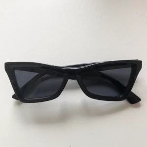 Solglasögon Zara - trendiga solglasögon från Zara 💘 knappt använda, så i mycket gott skick! 