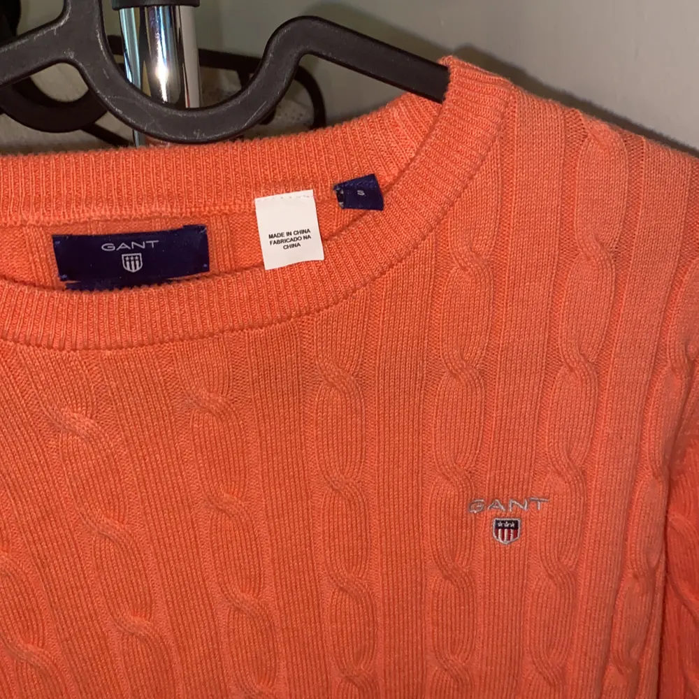 Helt oanvänd kabelstickad tröja från Gant i storlek S, den är inte orange i verkligheten utan mer korallfärgad. Vill bli av med så kom med bud . Stickat.