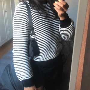 Stickad - Stickad tröja, storlek Small, frakt ingår i priset