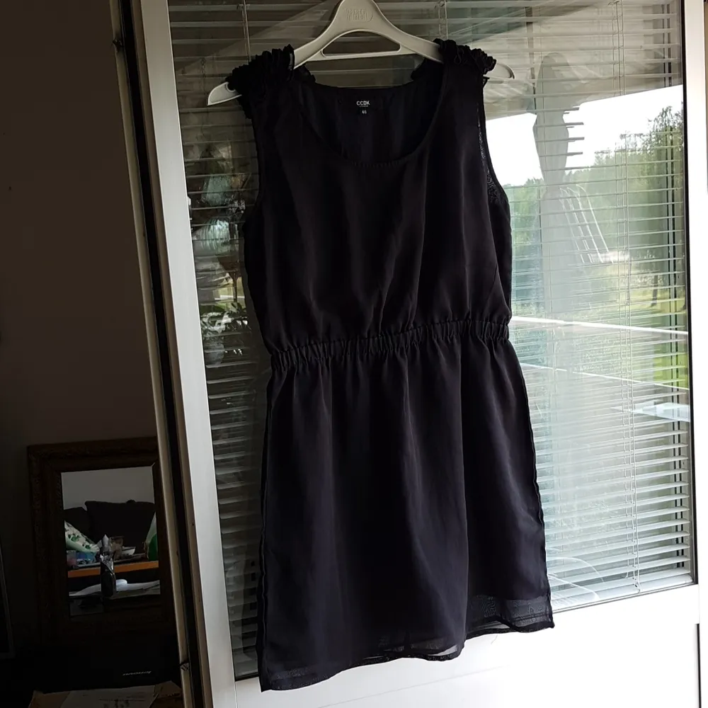 Fin klänning från CCDK COPENHAGEN i fint skick bortsett från att sömmen har släppt lite och elastisk i midjan krasmar. Ge ett bud?. Klänningar.