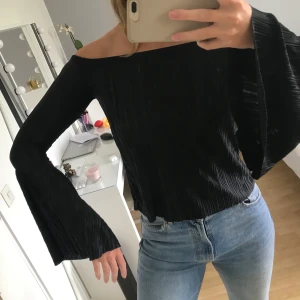 Plisserad topp  - Plisserad topp med utsvängda armar 