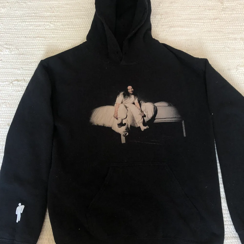 Billie eilish hoodie, köpt på blohsh (därav äkta)            Strl S men lite stor i storleken. Fint skick men lite sliten.                                                                        Säljer då jag slutar lyssna på henne.  köparen står för frakt. Hoodies.