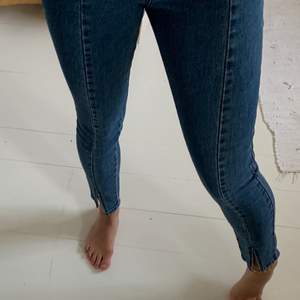 Sjukt snygga jeans med slits nedtill från NAKD  , använda endast 1 gång tyvärr. Säljer då de ej kommer till användning och blivit för små! (Frakt inräknat) 