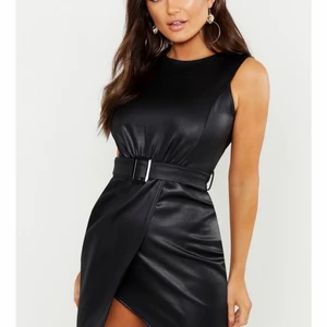 Svart skinnklänning! - Aldrig använt. Storlek S. Passar bättre på lite kortare personer då klänningen är ganska kort ✨✨✨💗 