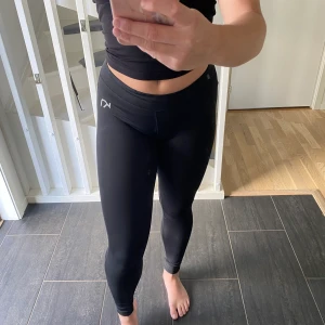Tränings tights från k7 - Använd ett fåtal gånger och de är i super bra skick. Strl ca men de är väldigt stretchiga