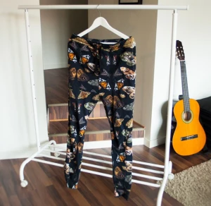  - Abandon Ship sweatpants. Använda ett par gånger, väldigt bra skick. Har ett par andra som jag gillar bättre så dessa ligger nu oanvända. Köptes för £55, vilket är ca 689kr enligt Google.