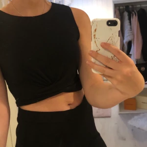 Topp från H&M - En topp från H&M med en liten knytning som inte syns så bra på bild💞