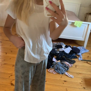 Vit t-shirt  - En vit t-shirt som är lite genomskinlig. Den har inga fläckar. 