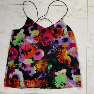 Linne S - Linne säljes. Dock behöver ena axelremmen lagas, bör vara enkelt att fixa. Titta gärna bland mina andra annonser, har både bortskänktes och kläder till låga priser. Köper du fler så samfraktar jag för att spara på miljön. 😊 Frakten kostar 63kr. 