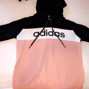 Adidas hoodie - Veldig lite brukt derfor selger jeg den😊 den er I god stand 