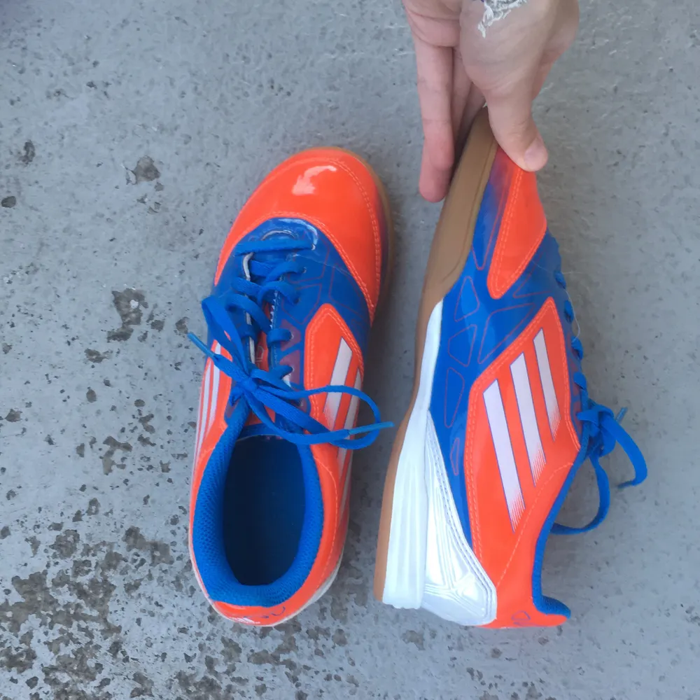 Adidas skor som är nya som  kan va bra att använda när man spelar fotboll inomhus. Skor.