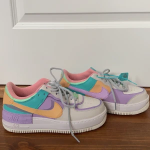 Nike air Force 1 pastel - Aldrig använda pastellfärgade Nike air Force 1 shadow. Säljer pga att de är förstora för mig💕  Buda gärna i kommentarerna, frakt tillkommer📦 har flera bud just nu, ledande bud 1050kr💛