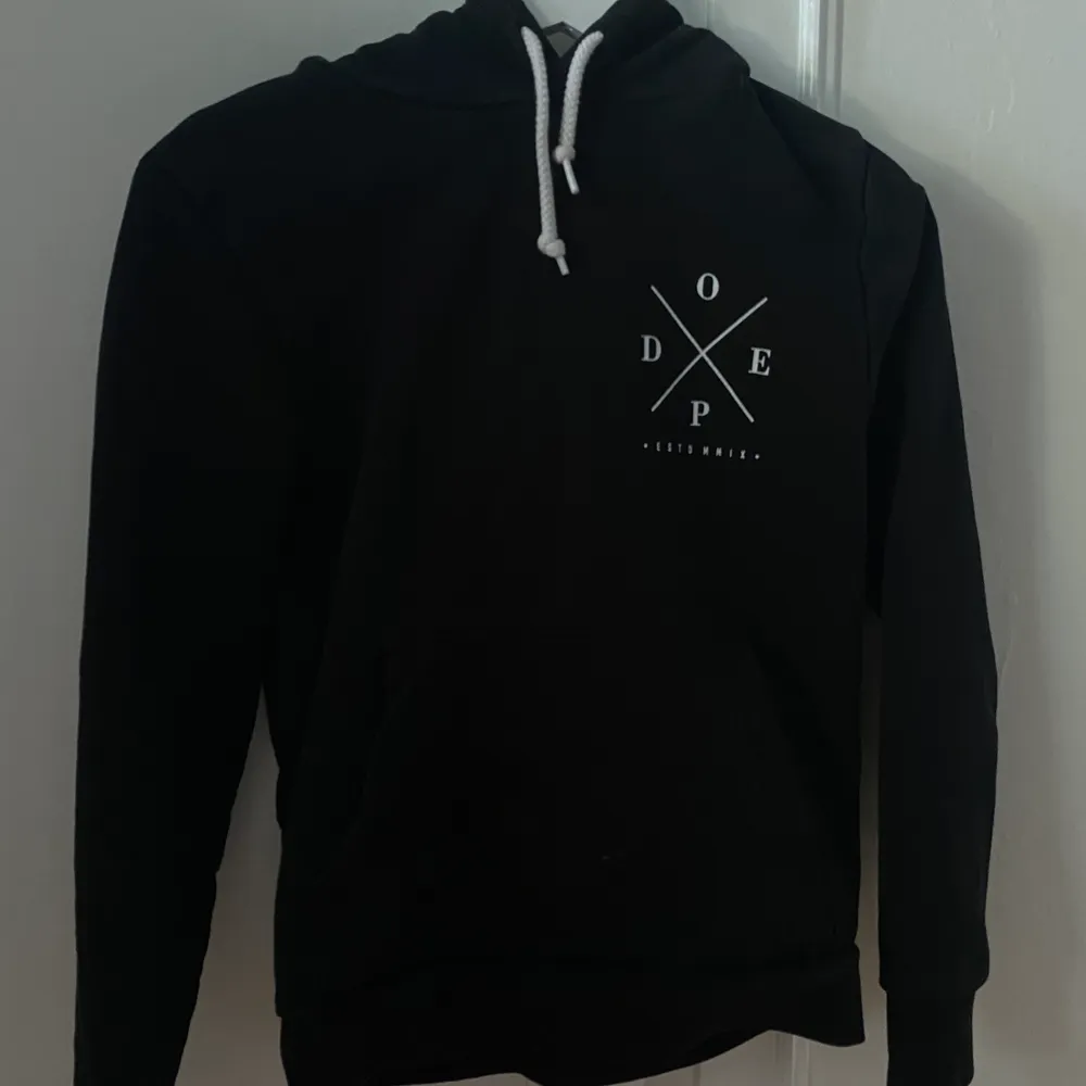 DOPE hoddie med luva från DOPEs hemsida, är i bra skick då den används fåtal gånger, storlek XS. Hoodies.