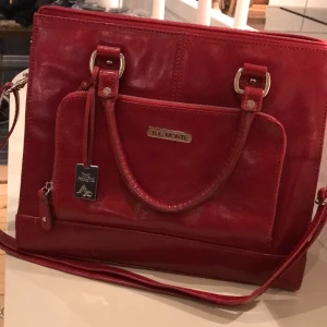 Dam väska  - Äkta skinn Alex/handväska ”The Monte”, något år gammal, använd i gott skick. Mått D 12 cm, L 32 H 28 cm 