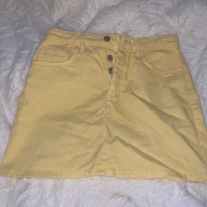 Gul jeanskjol Pull&Bear - En gul jeanskjol från Pull&Bear i fint skick, strl M.
