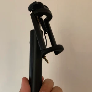 Selfie stick  - Säljer selfie stick! Jätte bra och kan fällas ut och in men har inte kommit till användning pga inte funkar till mobiler med laddarutag” frakt 14kr 