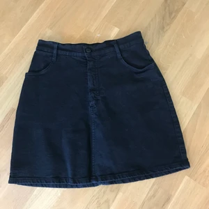 Svart Jeanskjol, Filippa K strk M - Svart Jeanskjol från Filippa K, har används en del och är lite sliten,säljer den pga att den är för stor. Nypris runt 300kr säljer för 100 + frakt 