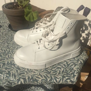 Eytys skor - Ett par väldigt fina eytys i modellen kibo, som är en högre sneaker av kalvläder. Har tyvärr ingen skolåda kvar men de är använda 2 gånger.   Storleken är 40 (25,9cm) och är unisex. Passar utmärka med att par klippta jeans som lätt hänger över dem. 