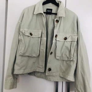 Mintgrön jacka - Jacka från Zara💚 Köpt på plick men inte kommit till användning så i bra skick☀️ Frakt tillkommer