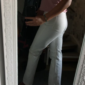 Vita Row jeans  - Vita Row jeans från Weekday. Knappt använda så därmed väldigt bra skick. Frakt tillkommer 
