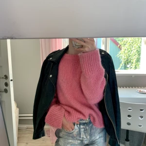 Stickad tröja - Säljer min superfina rosa stickade tröja från hm! Så mysig💞