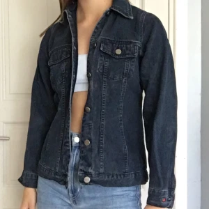 Mörkblå jeansjacka - Mörkblå jeansjacka, frakt tillkommer på 65kr<3