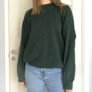 Mörkgrön stickad tröja - Mörkgrön stickad tröja, frakt tillkommer på 45kr<3