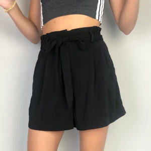 Svarta shorts! - Aldrig använda, buda i kommentarerna eller medela mig:)