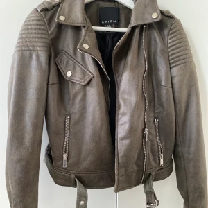 Snygg jacka i khaki - 💚Snygg jacka i khaki, knappt använd från AMISU. Väldigt bekväm och stilig. Kan mötas i Stockholm. Passar xs/s