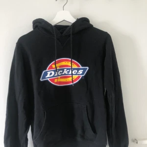 Fin Dickies Hoodie - Svart Dickies Hoodie i storlek XS. Endast använd ett fåtal gånger därav är den i fint skick✨ 300 + frakt!
