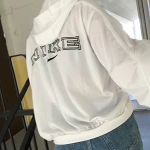 Vintage Nike huvtröja - En unik oversized Nike huvtröja i gott skick. Luvan sitter fast med knappar och går att avlägsna. Frakten kostar 55kr och är spårbar❤️ 