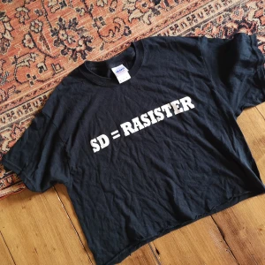 Politisk tröja SD rasister  -  Stl M, croppad, True to size 110kr pp 44