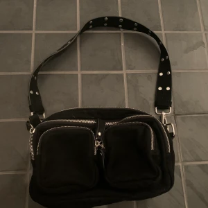 Noella väska - Säljer min Noella väska från Nelly eftersom att jag köpt en ny väska så den kommer inte till användning.väskan är i normal storlek och i bra skick, köpte den för några månader sedan💕  på bilden är väskan tom så den ser ju fylligare med saker i