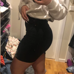 jeanskjol - Fin jeanskjol med väldigt skönt och stretchigt material, inte så speciellt använd och har inga skador eller liknande ❤️
