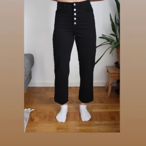 Lindex byxor, strl 36 - Svarta byxor från Lindex med knappgylf. Längd: 94 cm, innerbenslängd: 66 cm. Midjemått: 73 cm. Sparsamt använda, inte slitna i varken färg eller tyg. Hör av dig om du är intresserad eller har frågor!:)