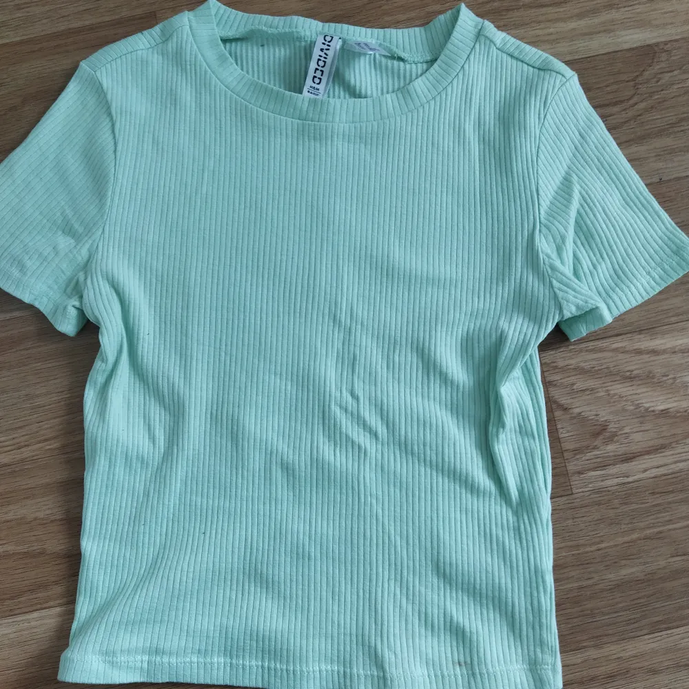 Blå ribbad t-shirt i stl xs (väldigt ful bild 😳) knappt använd eftersom att det inte är min stil . T-shirts.