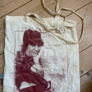 Håkan Hellström tote  - Banden är ganska slitna och det är en fläck som inte syns på bild. Skickar gratis. 