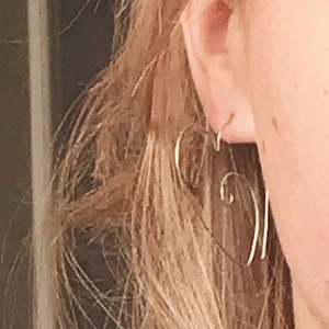 hjärtörhängen  - här är mina nya hjärtörhängen! superfina örhängen som lätt går in i örat, samt är nickelfria <3  SÄLJS JUST NU BARA PÅ INSAGRAM @eslgjewelry