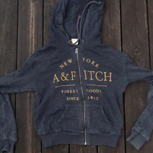 Tjocktröja A&F - En tjocktröja från abercrombie