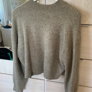 Beige stickad tröja från Weekday strl S - Använd, lite nopprig men annars bra